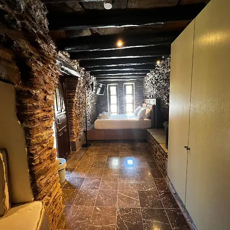 Vila Touchstone House