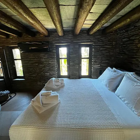 Vila Touchstone House